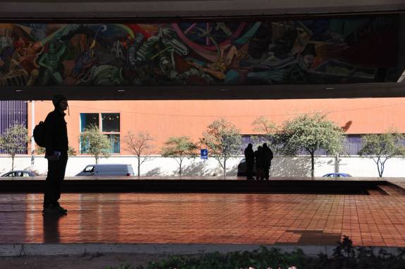 Sob a marquise de prédio público, em Monterrey, no norte do México